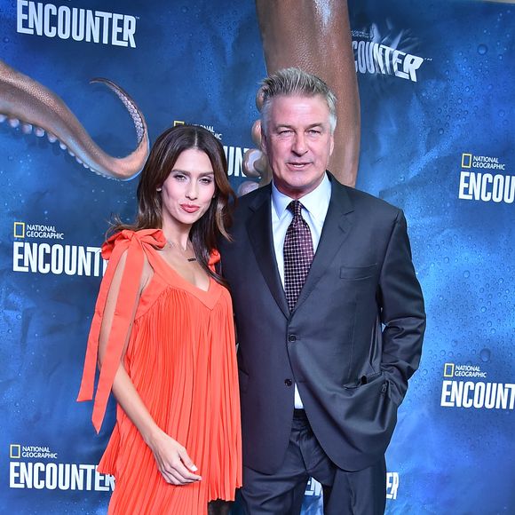Alec Baldwin et sa femme Hilaria Baldwin à l'ouverture de "National Geographic Ocean Odyssey", un aquarium virtuel de 5500 m2 à New York, le 4 octobre 2017.