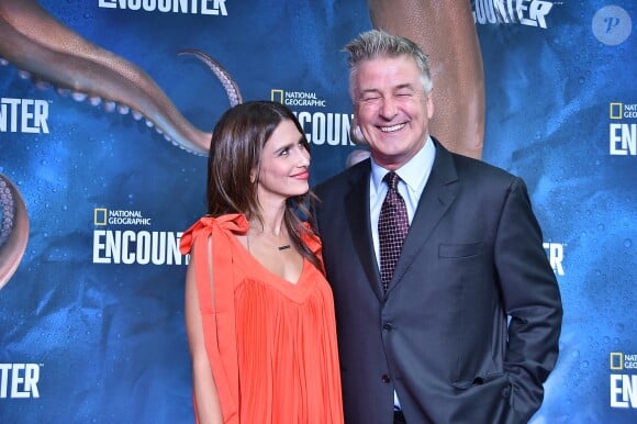 Alec Baldwin et sa femme Hilaria Baldwin à l'ouverture de "National Geographic Ocean Odyssey", un aquarium virtuel de 5500 m2 à New York, le 4 octobre 2017.