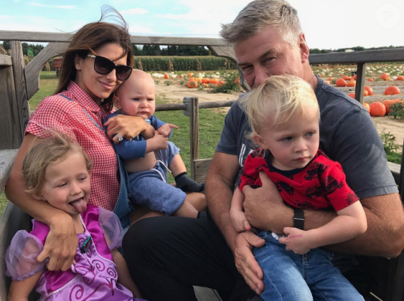 Alec Baldwin avec sa femme Hilaria et leurs trois enfants, Carmen, Rafael et Leonardo. Photo publiée le 14 octobre 2017 sur Instagram.