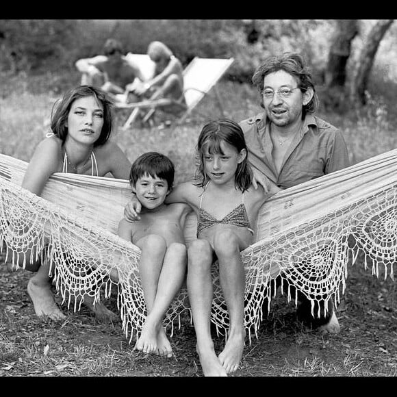 Serge Gainsbourg et Jane Birkin : pose détente à Saint-Tropez avec Kate (Barry) et Charlotte (Gainsbourg) en 1977
