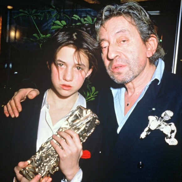 Charlotte Gainsbourg et son père Serge lors de la cérémonie des César qui la voit triompher pour "L'Effrontée, le 23 février 1986.