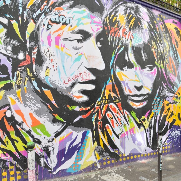 Lulu Gainsbourg et sa mère Bambou posant devant le 5 bis, rue de Verneuil, ancien hôtel particulier de Serge Gainsbourg, en marge du lancement officiel de l'Association Serge Gainsbourg au cabaret Don Camilo à Paris, le 2 avril 2017. © Coadic Guirec/Bestimage