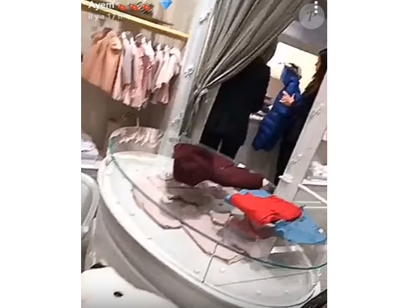 Ayem Nour en pleine séance de shopping pour son fils Ayvin chez Baby Dior.