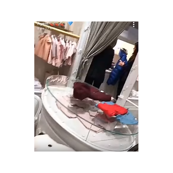 Ayem Nour en pleine séance de shopping pour son fils Ayvin chez Baby Dior.