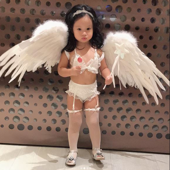 Terri Kwan, actrice taiwanaise, a déguisé sa fille de deux ans en Ange Victoria's Secret pour Halloween. Instagram, 31 octobre 2017.