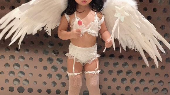 Une actrice choque en déguisant sa fille de 2 ans en mannequin lingerie