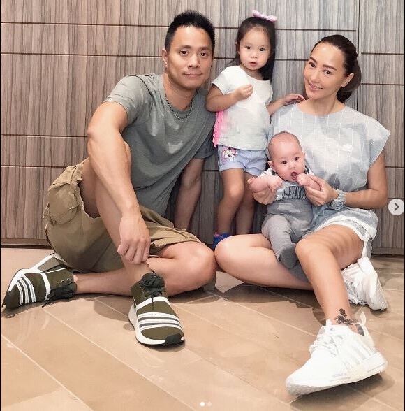 Terri Kwan, actrice taiwanaise, pose en famille, avec ses deux enfants. Instagram, le 28 septembre 2017.
