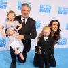 Alec Baldwin avec sa femme Hilaria Baldwin et ses enfants Carmen et Rafael à la première de  ''Boss Baby'' à AMC Loew's Lincoln Square à New York, le 20 mars 2017