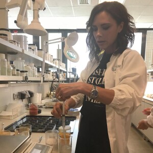 Victoria Beckham au laboratoire Estée Lauder. Mai 2017.