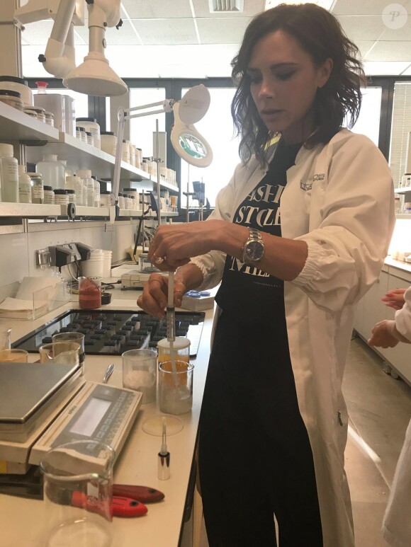 Victoria Beckham au laboratoire Estée Lauder. Mai 2017.