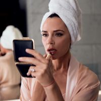 Victoria Beckham : Maquillage, coiffure... sa routine beauté à 1500 euros !