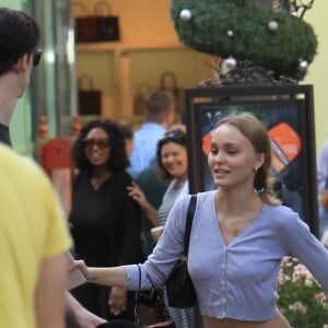 Lily Rose Depp et son petit ami Ash Stymest font du shoppjng à West Hollywood le 3 novembre 2017.