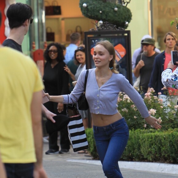Lily Rose Depp et son petit ami Ash Stymest font du shoppjng à West Hollywood le 3 novembre 2017.