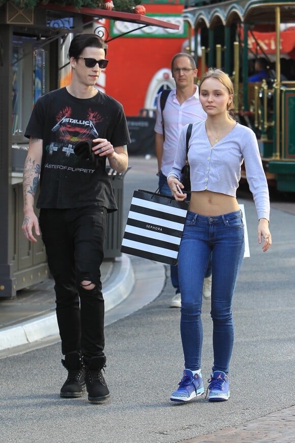 Lily Rose Depp et son petit ami Ash Stymest font du shoppjng à West Hollywood le 3 novembre 2017.