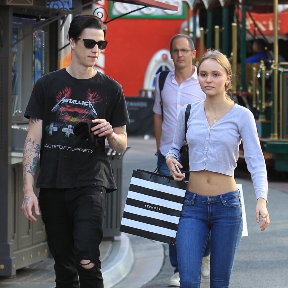 Lily Rose Depp et son petit ami Ash Stymest font du shoppjng à West Hollywood le 3 novembre 2017.