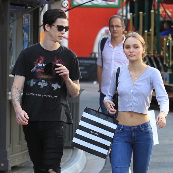 Lily Rose Depp et son petit ami Ash Stymest font du shoppjng à West Hollywood le 3 novembre 2017.