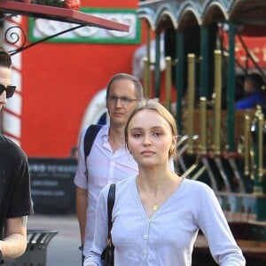 Lily Rose Depp et son petit ami Ash Stymest font du shoppjng à West Hollywood le 3 novembre 2017.