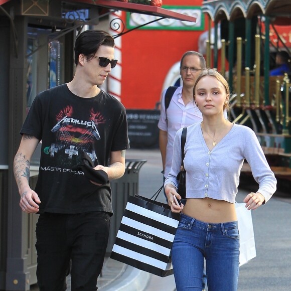 Lily Rose Depp et son petit ami Ash Stymest font du shoppjng à West Hollywood le 3 novembre 2017.