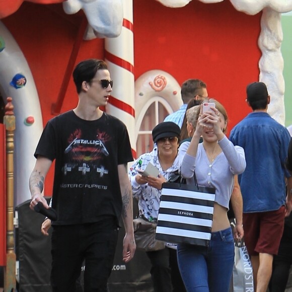 Lily Rose Depp et son petit ami Ash Stymest font du shoppjng à West Hollywood le 3 novembre 2017.