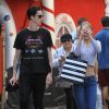 Lily Rose Depp et son petit ami Ash Stymest font du shoppjng à West Hollywood le 3 novembre 2017.