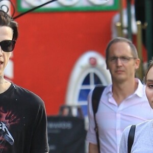 Lily Rose Depp et son petit ami Ash Stymest font du shoppjng à West Hollywood le 3 novembre 2017.