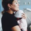 Jeny Priez pose avec sa petite Deva à la maternité. Instagram, le 4 novembre 2017.