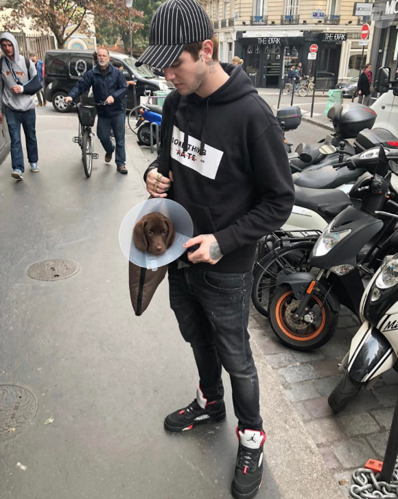 Gabriel-Kane Day-Lewis avec sa chienne Terra dans les rues de Paris - Instagram - octobre 2017.