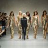 Carla Bruni-Sarkozy, Claudia Schiffer, Naomi Campbell, Cindy Crawford, Helena Christensen et Donatella Versace - Défilé de mode printemps-été 2018 "Versace" lors de la fashion week de Milan. Le 22 septembre 2017.