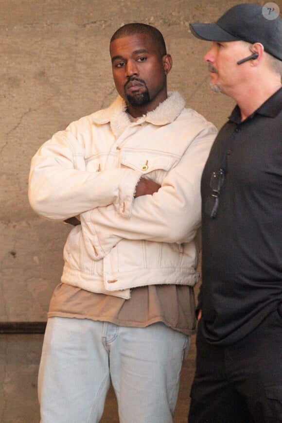 Kanye West est aperçu discutant avec ses gardes du corps à l'extérieur des studios Milk à Los Angeles. La famille Kardashian est au complet à l'intérieur des studios pour un shooting photo en famille, le 7 novembre 2017.