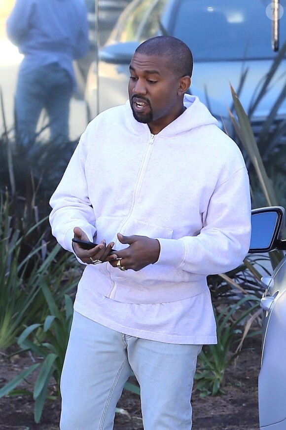 Kanye West monte dans sa voiture à Los Angeles, le 27 octobre 2017
