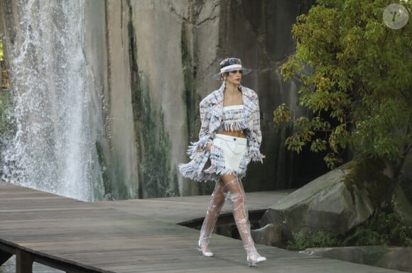 Kaia Gerber - Défilé de mode "Chanel" prêt à porter printemps été 2018 au Grand Palais à Paris le 3 octobre 2017.