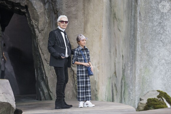 Karl Lagerfeld et son filleul Hudson Kroenig - Défilé de mode printemps-été 2018 "Chanel" au Grand Palais à Paris. Le 3 octobre 2017 © Olivier Borde / Bestimage