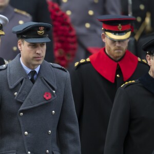 Le prince Andrew, duc d'York, le prince William, duc de Cambridge, et le prince Harry, barbu, au Cénotaphe de Whitehall à Londres le 12 novembre 2017 pour les commémorations du Dimanche du Souvenir.