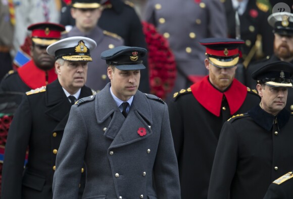 Le prince Andrew, duc d'York, le prince William, duc de Cambridge, et le prince Harry, barbu, au Cénotaphe de Whitehall à Londres le 12 novembre 2017 pour les commémorations du Dimanche du Souvenir.