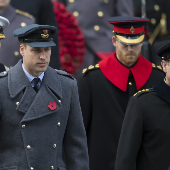 Le prince Andrew, duc d'York, le prince William, duc de Cambridge, et le prince Harry, barbu, au Cénotaphe de Whitehall à Londres le 12 novembre 2017 pour les commémorations du Dimanche du Souvenir.