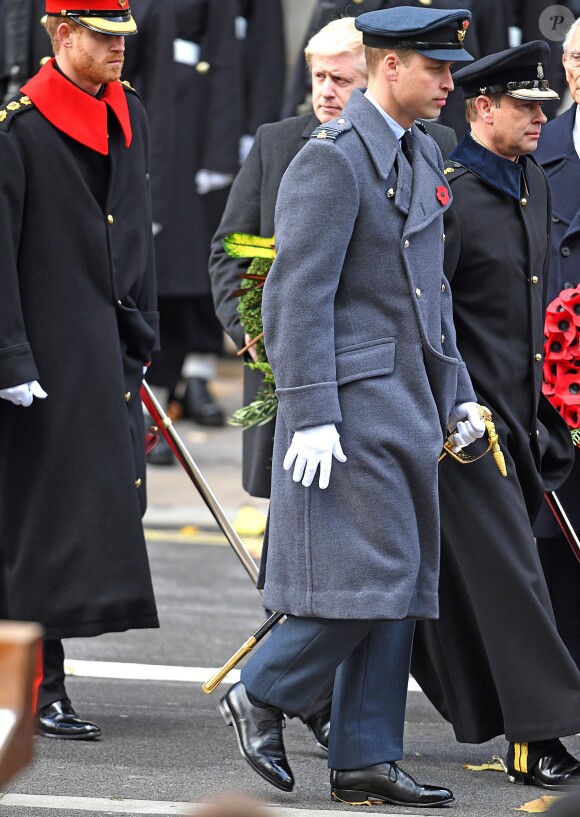 Le prince Harry, barbu, le prince William et le prince Edward au Cénotaphe de Whitehall à Londres le 12 novembre 2017 pour les commémorations du Dimanche du Souvenir.