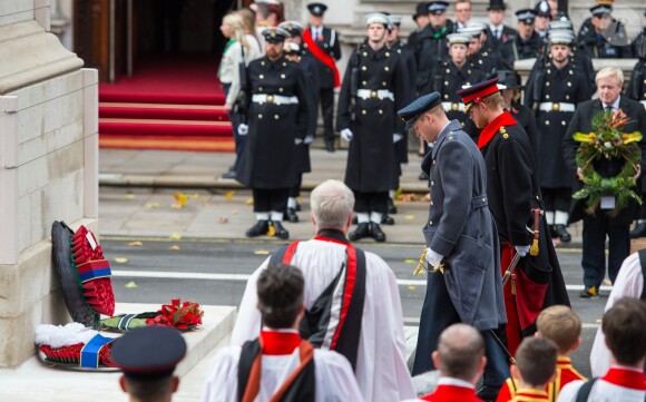 Le prince William et le prince Harry déposant une gerbe au Cénotaphe de Whitehall à Londres le 12 novembre 2017 pour les commémorations du Dimanche du Souvenir.