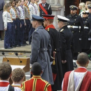 Le prince William, le prince Harry et le prince Andrew au Cénotaphe de Whitehall à Londres le 12 novembre 2017 pour les commémorations du Dimanche du Souvenir.