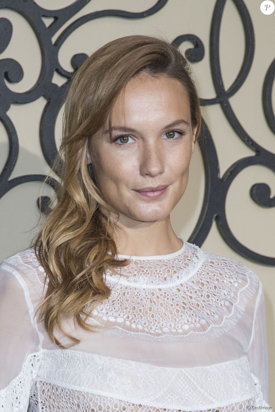 Ana Girardot - People au photocall du défilé de mode Givenchy