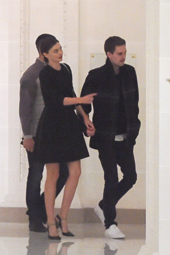 Miranda Kerr et son compagnon Evan Spiegel quittent leur hôtell à Paris le 6 octobre 2015.