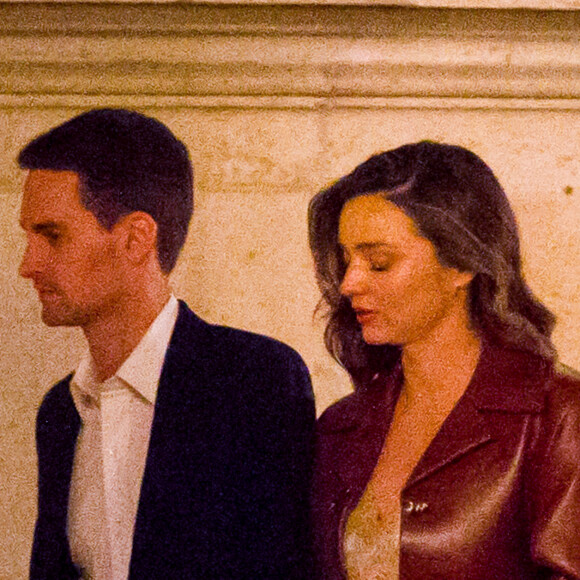 Miranda Kerr et son fiancé Evan Spiegel à la sortie du cocktail du dîner de présentation de la nouvelle collection Vuitton "Masters, Les Grands Maîtres" en collaboration avec Jeff Koons au Louvre à Paris, France, le 11 avril 2017.