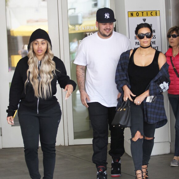 Kim Kardashian, son frère Rob Kardashian et Blac Chyna à Beverly Hills, le 26 avril 2016.
