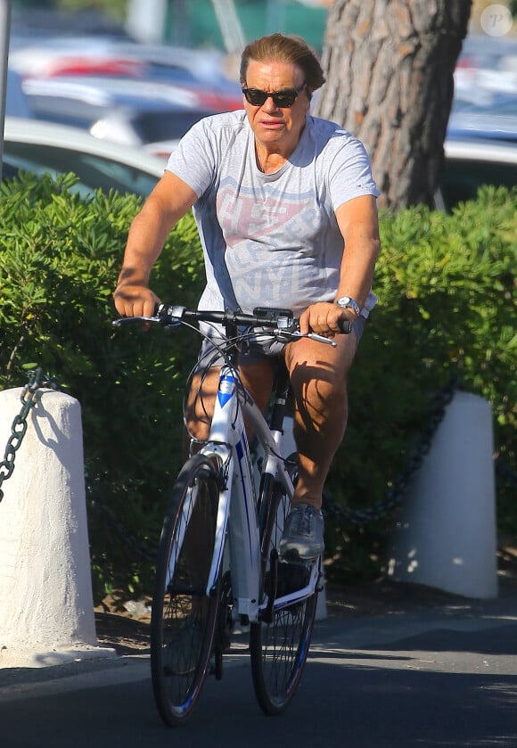 Exclusif - Bernard Tapie fait du vélo dans les rues de Saint-Tropez, France, le 29 juillet 2016. © Agence/Bestimage
