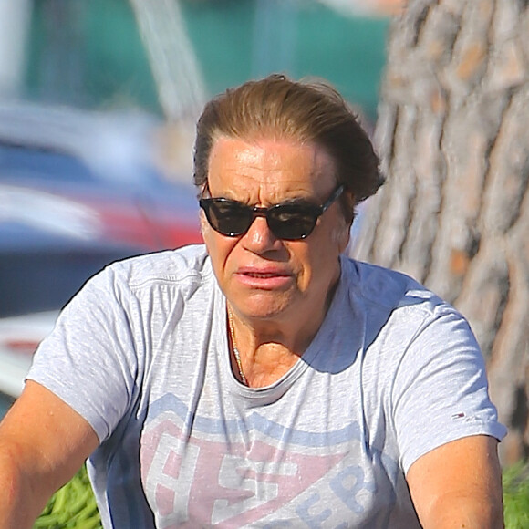Exclusif - Bernard Tapie fait du vélo dans les rues de Saint-Tropez, France, le 29 juillet 2016. © Agence/Bestimage