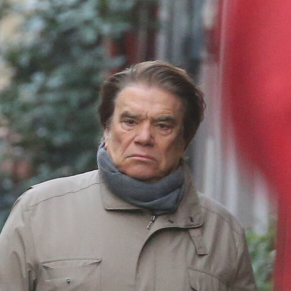 Exclusif - Bernard Tapie se promène incognito dans le quartier de Saint-Germain-des-Prés à Paris le 30 décembre 2015.