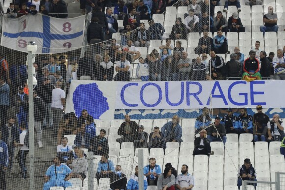 Les supporters de l'Olympique de Marseille (OM) ont déployé des banderoles de soutien à Bernard Tapie atteint d'un cancer lors du match OM-Toulouse, le 24 septembre 2017.