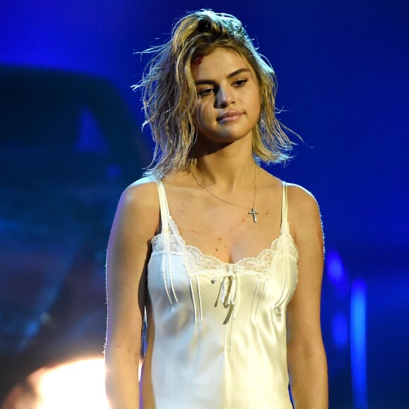 Selena Gomez sur la scène des American Music awards 2017, au théâtre Microsoft à Los Angeles, le 19 novembre 2017. Elle interprète son titre "Wolves".
