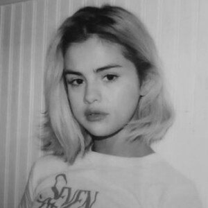 Selena Gomez dévoile son nouveau blond sur Instagram, le 19 novembre 2017.