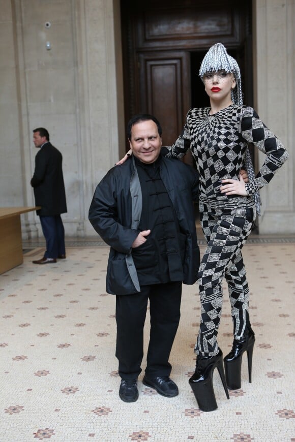 Azzedine Alaia et Lady Gaga au musee - Lady Gaga a quitte son hotel pour se rendre au Musee Galliera ou elle a rencontre le couturier Azzedine Alaia a Paris, le 20 janvier 2014. Lady Gaga a visite l'exposition Azzedine Alaia avec le createur. Lady Gaga porte une tenue damier.