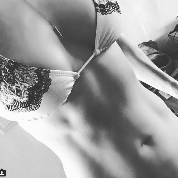 La chanteuse Patricia Kaas pose en bikini et dévoile ses abdos sur Instagram le 18 novembre 2017.